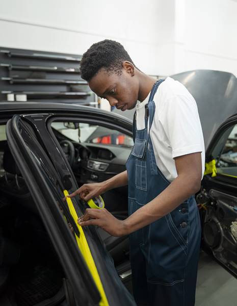 auto-service-salon-doign-car-wrapping